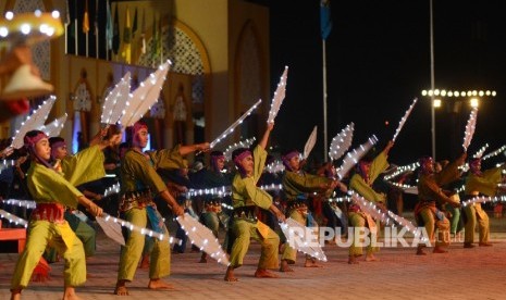 Sejumlah santri menarikan tarian kolosal saat pembukaan MTQ Nasional Ke-XXVI di Islamic Center Kota Mataram, Nusa Tenggara Barat, Sabtu (30/7) malam