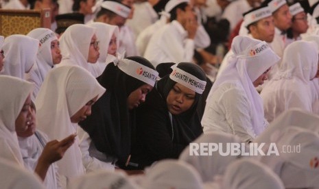 Sejumlah santri mendengarkan materi saat sosialisasi pengawasan partisipatif sadar pengawasan pemilu warga santri di Masjid Al Akbar, Surabaya, Jawa Timur, Rabu (27/12). 