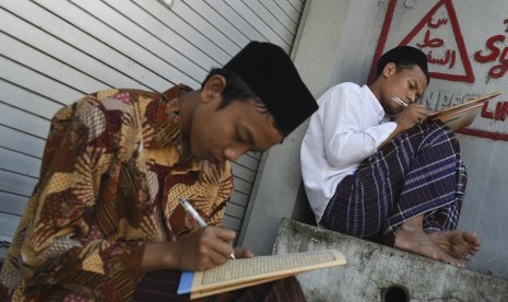 Sejumlah santri mengaji Kitab Kuning di komplek Pondok Pesantren (Ponpes) Lirboyo, Kediri, Jawa Timur, Selasa (30/5). 