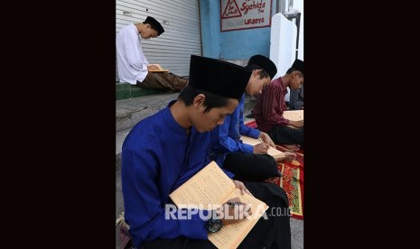 Sejumlah santri mengaji kitab kuning (kitab klasik berbahasa arab gundul) di komplek pondok pesantren (ponpes) Lirboyo, Kota Kediri, Jawa Timur, Jumat (25/5).