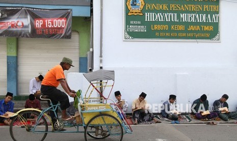 Sejumlah santri mengaji di komplek pondok pesantren (ponpes) Lirboyo, Kota Kediri, Jawa Timur. Nama pegiat media sosial Eko Kuntadhi menjadi viral pasca ia diduga menghina ustazah Lirboyo, Ning Imaz.