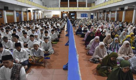 Sejumlah santri mengikuti doa bersama di Gedung Serbaguna terpadu Pondok Pesantren Darussalam, Kabupaten Ciamis, Jawa Barat, Senin (3/10/2022). Doa bersama tersebut sebagai bentuk kepedulian serta keprihatinan atas tragedi di Stadion Kanjuruhan, Malang, Jawa Timur, pada Sabtu (1/10/2022) malam, yang menewaskan ratusan korban jiwa. 