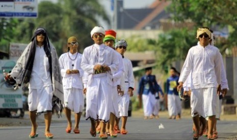 Sejumlah santri mengikuti gerak jalan dengan memakai pakaian khas pesantren saat acara Festival santri di Ruang Terbuka Hijau Maron, Banyuwangi, Jawa Timur, Minggu (27/9). 