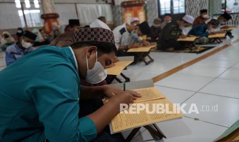 Orang yang berilmu mempunyai kedudukan tinggi di sisi Allah SWT. Ilustrasi menimba ilmu agama