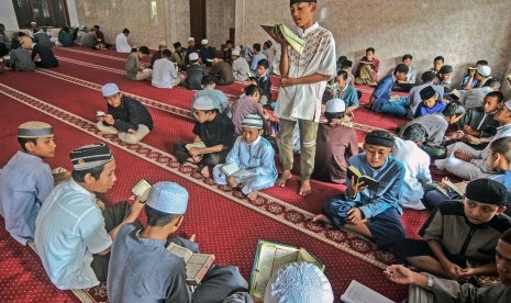 Sejumlah santri mengikuti kegiatan menghafal Alquran (Hafiz Quran) di Pondok Pesantren As Sunnah, Paseh, Kota Tasikmalaya, Jawa Barat, Senin (13/5/2019). 