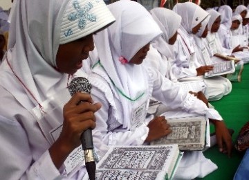 Sejumlah santri mengikuti Khotmil Quran di Alun-alun Kota Bangil