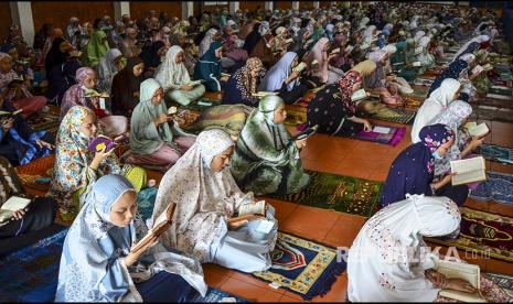 Sejumlah santri mengikuti shalat gaib dan doa bersama di Gedung Serbaguna terpadu Pondok Pesantren Darussalam, Kabupaten Ciamis, Jawa Barat, Senin (26/4/2021). Shalat ghoib dan doa bersama sebagai bentuk kepedulian serta keprihatinan atas tenggelamnya kapal selam KRI Nanggala-402 beserta 53 awak kapal di perairan utara Pulau Bali dan mendoakan petugas tim SAR dalam melakukan upaya evakuasi bangkai badan kapal. 