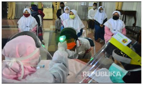 Santri Berperan Besar Tangani Covid-19 di Pesantren. Sejumlah santri mengikuti tes kesehatan saat akan kembali ke pondok pesantren di Kudus, Jawa Tengah, Sabtu (4/7/2020).  