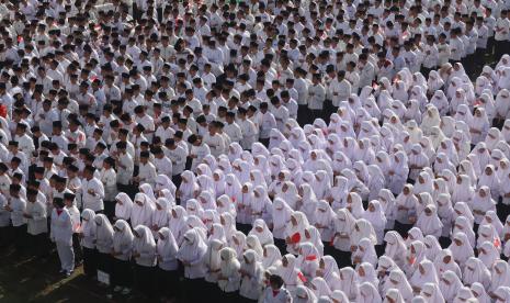 Sejumlah santri mengikuti upacara peringatan Hari Santri Nasional di lapangan Universitas Hasyim Asyari Ponpes Tebuireng Kabupaten Jombang, Jawa Timur, Sabtu (22/10/2022). Peringatan Hari Santri Nasional yang diperingati setiap tanggal 22 Oktober ini sebagai momentum untuk mengenang jasa pahlawan serta jasa para kiai dan santrinya dalam melawan penjajah. 