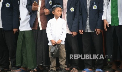 Sejumlah santri mengikuti upacara petingatan hari santri di pelataran Monas, Jakarta, Sabtu (22/10).