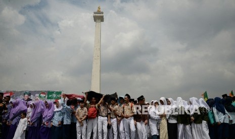 Sejumlah santri mengikuti upacara petingatan hari santri di pelataran Monas, Jakarta, Sabtu (22/10).