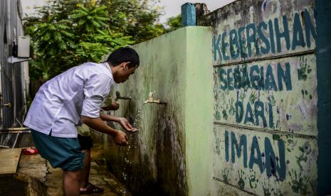 Sejumlah santri penyandang tuna netra mengambil wudhu sebelum pengajian Al-Quran braille di Yayasan Raudlatul Makfufin, Serpong, Tangerang Selatan.