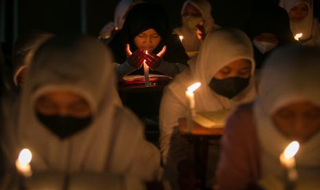 Sejumlah santri pondok pesantren Baitul Musthofa mengaji dengan penerangan lilin saat pengajian Tadarus Al Quran di Ponpes setempat, Mojosongo, Solo, Jawa Tengah, Senin (25/4/2022). Pengajian dalam rangka Nuzulul Quran (malam turunnya kitab suci Al Quran) tersebut untuk mendidik santri agar giat membaca Al Quran terutama saat bulan Ramadhan