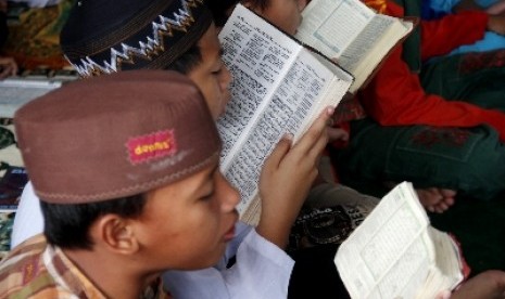 Sejumlah santri Sekolah Tahfidz Almanar, Lopang, Serang, Banten, belajar menghafal Alquran