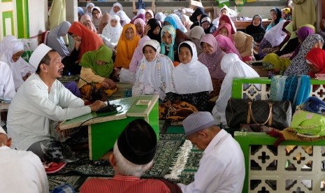 (Ilustrasi) Sejumlah santri senior mendengarkan ceramah. 