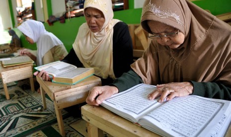 Sejumlah santri sepuh (tua) membaca Al Qur'an di serambi masjid Agung Payaman komplek pondok Sepuh, Payaman, Magelang, Jawa Tengah