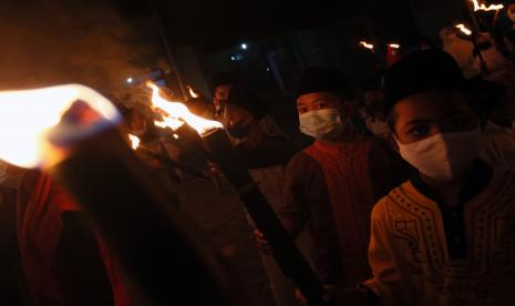  RMI-PBNU: Peringatan Hari Santri 2021 Harus Utamakan Prokes. Foto:  Sejumlah santri TPQ Pesantren Miftahul Huda membawa obor sambil bertakbir berkeliling desa di Blitar, Jawa Timur, Rabu (12/5/2021) malam. Tradisi takbiran keliling yang dilakukan dengan penerapan ptotokol kesehatan ketat guna menghindari penularan COVID-19 tersebut guna menyambut hari raya Idul Fitri 1442 H . 