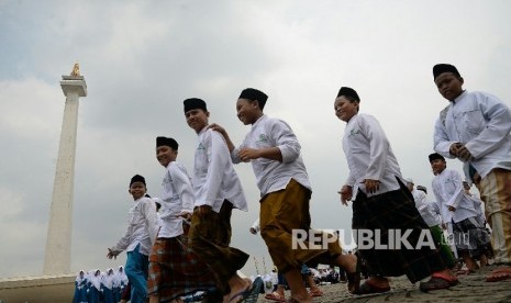 Sejumlah santri usai mengikuti upacara petingatan hari santri di pelataran Monas, Jakarta, Sabtu (22/10).