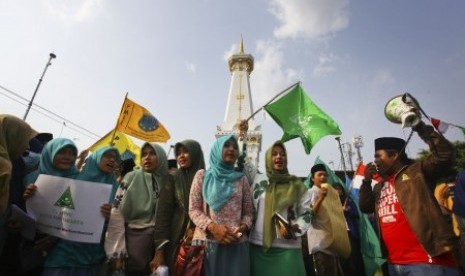 Sejumlah santri yang tergabung dalam IPNU-IPPNU Yogyakarta melakukan aksi damai memperingati Hari Santri Nasional di kawasan Tugu Pal Putih, Yogyakarta, Kamis (22/10). 