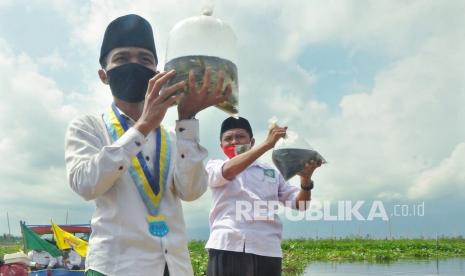 Sejumlah santri yang tergabung dalam Laskar Santri Nusantara dan Pergerakan Mahasiswa Islam Indonesia (PMII) Salatiga mengikuti kirab dalam rangka memperingati Hari Santri Nasional 2020 dengan menerapkan protokol kesehatan COVID-19 di kawasan Danau Rawa Pening, Radesa Wisata Tuntang, Kabupaten Semarang, Jawa Tengah, Kamis (22/10/2020). Kegiatan tersebut mengusung tema 