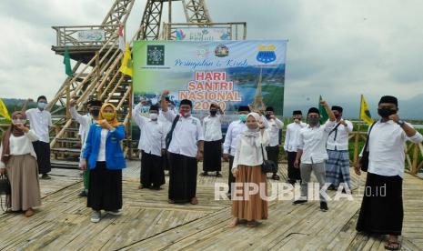 Sejumlah santri yang tergabung dalam Laskar Santri Nusantara dan Pergerakan Mahasiswa Islam Indonesia (PMII) Salatiga mengikuti kirab dalam rangka memperingati Hari Santri Nasional 2020 dengan menerapkan protokol kesehatan COVID-19 di kawasan Danau Rawa Pening, Radesa Wisata Tuntang, Kabupaten Semarang, Jawa Tengah, Kamis (22/10/2020). Kegiatan tersebut mengusung tema 