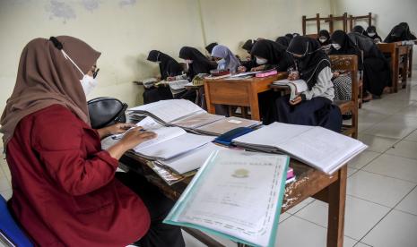 Sejumlah santriwati mengikuti pembelajaran tatap muka (PTM) di Pondok Pesantren Nurul Iman, Cibaduyut, Kota Bandung.