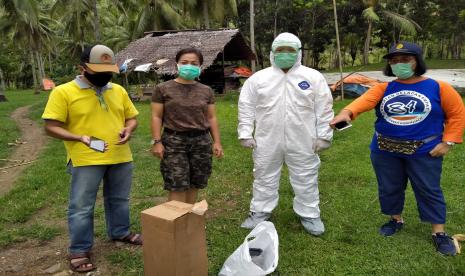 Sejumlah sapi milik warga di Desa Dainaa, Limboto Barat, Kabupaten Gorontalo, yang diduga terserang Anthrax mati mendadak. Kasus tersebut ditindaklanjuti Kementerian Pertanian dengan berkoordinasi bersama Pemerintah Provinsi Gorontalo, melakukan investigasi, mengambil sampel untuk diteliti di laboratorium, serta memastikan ketersediaan stok obat dan vaksin. Hal itu disampaikan Direktur Jenderal Peternakan dan Kesehatan Hewan, I Ketut Diarmita di Jakarta, Senin (8/6).