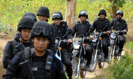  Sejumlah satuan Brimob Polda Jatim berpatroli mengelilingi perkampungan warga Syiah di Desa Karanggayam dan Desa Blu'uran, Sampang, Jatim, Senin (27/8).  (Saiful Bahri/Antara)