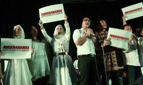 Sejumlah selebritis menyerukan suara damai dalam Konser Senandung Suara Damai Indonesiaku di Balai Kartini, Jakarta, Ahad (20/7). 