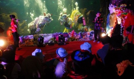 Sejumlah seniman beratraksi barongsay dan liong di dalam akuarium Wahana Sea World, Ancol, Jakarta Utara, Senin (23/1).