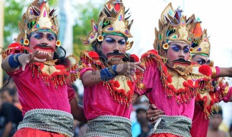  Sejumlah seniman beratraksi tarian dalam acara Nusa Dua Fiesta di Peninsula, Nusa Dua, Bali, Jum'at (2/11). (Republika/Aditya Pradana Putra)