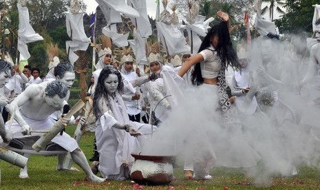 Sejumlah seniman Komunitas Lima Gunung menampilkan kolaborasi tari, olah tubuh, dan musik kontemporer berjudul 'White Noise' pada gelaran Borobudur Writers & Culture Festival (BWCF) 2015 di panggung terbuka komplek Taman Wisata Candi Borobudur, Magelang, J