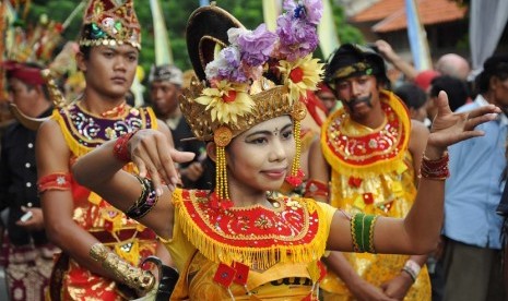 Sejumlah seniman memainkan tari 