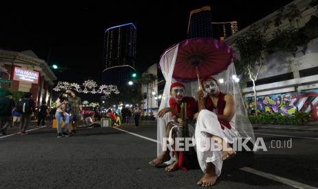 Sejumlah seniman memerankan 