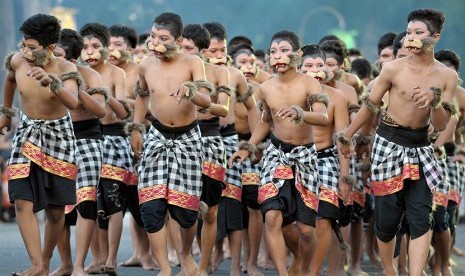 Sejumlah seniman mempersembahkan tari kolosal bertajuk parade topeng dalam Festival Denpasar 2015 di Denpasar, Bali, Senin (28/12).