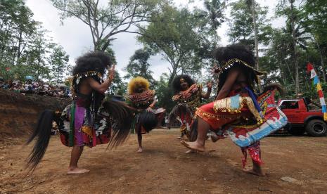 Sejumlah seniman menampilkan kesenian tari Turonggo Seto untuk menyambut wisatawan yang menaiki mobil jeep di Banyuanyar, Ampel, Boyolali, Jawa Tengah, Kamis (27/10/2022). Desa wisata kampung susu dan kopi (Kampus Kopi) Banyuanyar tersebut menawarkan wisata keliling desa menggunakan mobil jeep, ojek wisata dan jalan kaki sehingga pengunjung dapat menikmati suasana alam perkebunan kopi, mengunjungi berbagai macam potensi usaha mikro kecil menengah dan suguhan wisata seni budaya. 