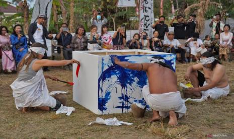 Sejumlah seniman menampilkan performance art pada pembukaan Borobudur International Art Fest (BIAF) di Limanjawi Art House Tingal, Borobudur, Magelang, Jawa Tengah, Sabtu (23/9/2023). BIAF 2023 memamerkan 68 lukisan karya 31 seniman dari sembilan negara sampai 23 Oktober 2023. 