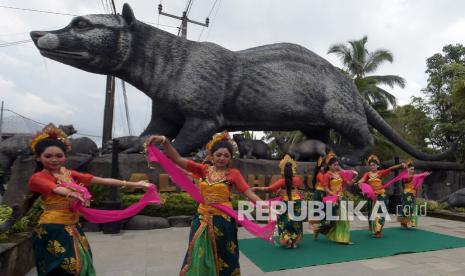 Sejumlah seniman menampilkan tarian sembilan bidadari saat rangkaian pawai di Alas Harum Bali, Desa Tegallalang, Gianyar, Bali,  Ahad (13/3/2022). Pawai tersebut untuk menyambut kebijakan kunjungan wisatawan mancanegara tanpa karantina di Bali sekaligus sebagai daya tarik pariwisata. 