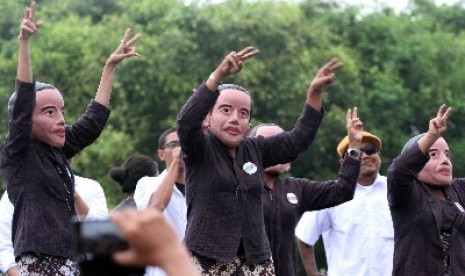 Sejumlah seniman menggunakan topeng Jokowi menari usai deklarasi dukungan kepada Jokowi di Alun alun utara Yogyakarta, Selasa (24/6). 