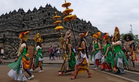 Sejumlah seniman mengikuti kirab Ruwat Rawat Borobudur di kompleks Taman Wisata Candi (TWC) Borobudur, Magelang, Jawa Tengah, Minggu (9/2/2020). Tradisi Ruwat Rawat Borobudur yang dilaksanakan oleh masyarakat seniman komunitas Brayat Panangkaran Borobudur tersebut sebagai bentuk penghargaan dan pelestarian terhadap situs warisan budaya dunia melalui seni budaya tradisional. 