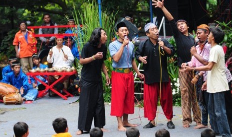 Sejumlah seniman menunjukkan aksi mereka dalam kesenian lenong pada Festival Budaya Betawi (ilustrasi)