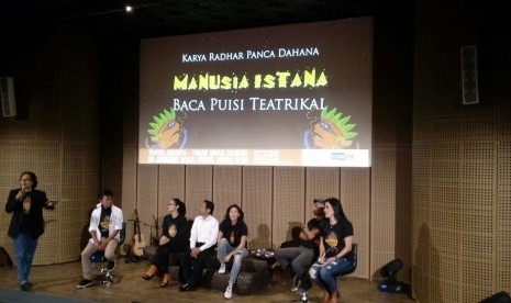 Sejumlah seniman yang hadir saat jumpa pers Manusia Istana yang akan ditampilkan Sabtu (28/1) di Taman Ismail Marzuki, Jakarta