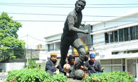 Sejumlah seniman yang tergabung dalam Rawayan Seniman Bandung (RSB) menggelar aksi teaterikal dan doa bersama terkait kondisi persepakbolaan Indonesia, di Tugu Bola Ajat Sudrajat, Kota Bandung, Selasa (2/6).