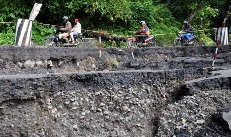  Sejumlah sepeda motor berjalan perlahan saat melintasi lokasi jalan raya Kendal-Temanggung yang amblas di Desa Watudono, Pageruyung, Kendal, Jateng, Rabu (5/2). (Antara/Anis Efizudin)