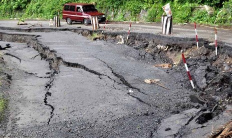  Sejumlah sepeda motor berjalan perlahan saat melintasi lokasi jalan raya Kendal-Temanggung yang amblas di Desa Watudono, Pageruyung, Kendal, Jateng, Rabu (5/2).   (Antara/Anis Efizudin)