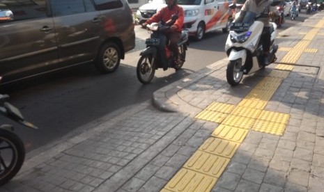 Sejumlah sepeda motor melintas diatas trotoar di Jalan Rs Fatmawati, Cilandak,  Jakarta Selatan,  Selasa (21/5).