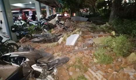  Sejumlah sepeda motor rusak karena tertimpa puing-puing pembatas dan pengaman areal parkir mal di Bali.