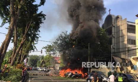 Sejumlah sepeda motor terbakar sesaat setelah terjadi ledakan di Gereja Pantekosta Pusat Surabaya (GPPS), Surabaya, Jawa Timur, Minggu (13/5). 