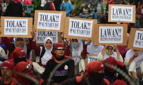 Sejumlah serikat buruh melakukan aksi unjuk rasa di depan Gedung Negara Grahadi Surabaya, Jawa Timur, Selasa (10/11).