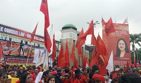 Sejumlah Serikat buruh menggelar aksi demo Rancangan Undang - Undang-Undang (RUU) Omnibus Law Cipta Lapangan Kerja, Senin (13/1). 